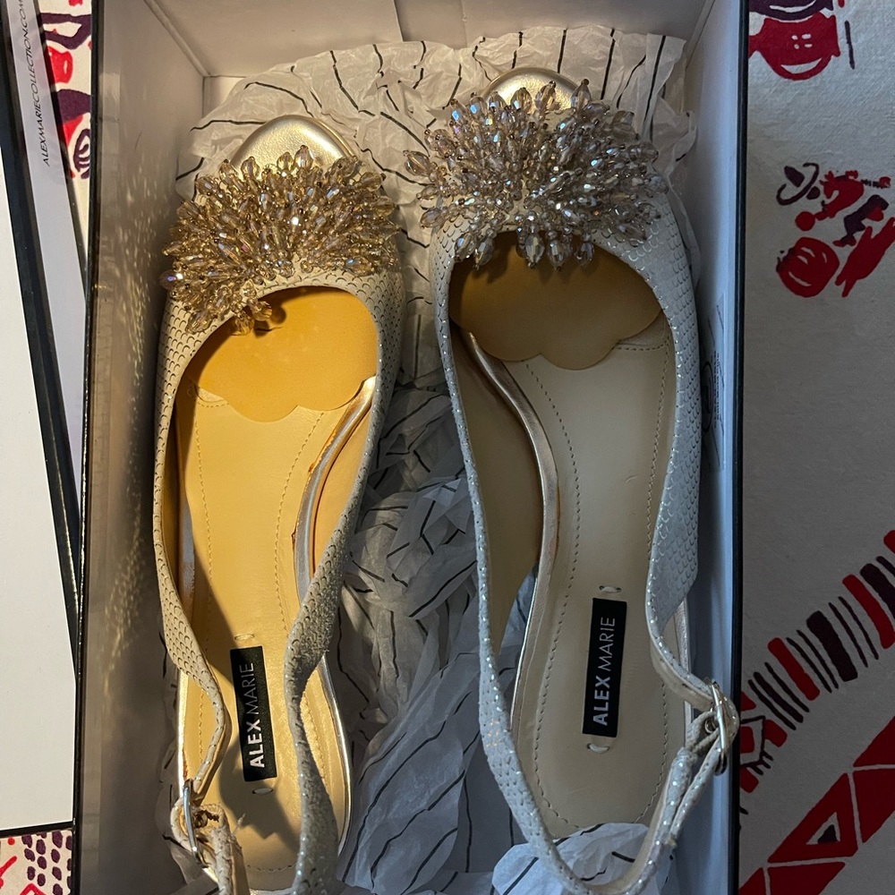 Alex Marie Silver Suede Peep Toe Kitten Heels Women's Size 6.5 M great condition